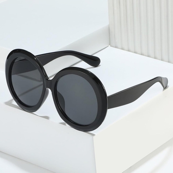 New Black Oversized Oval Sunglasses – Y2K Retro Style - Picture 3 of 9